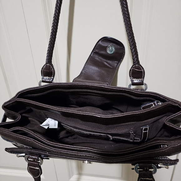 Brighton Brown Shoulder Bag with Elegant Design - Picture 3 of 8